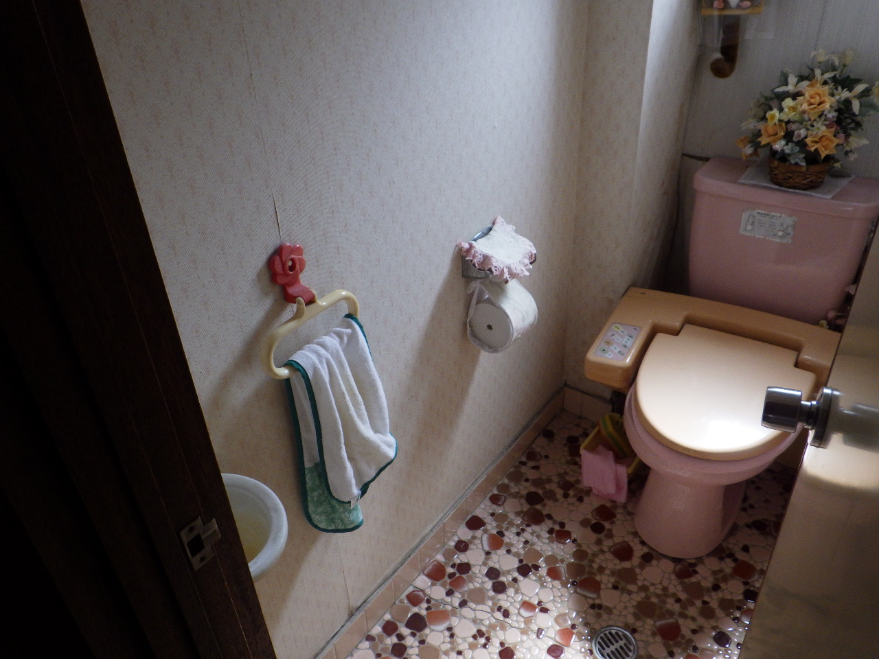 交換前のトイレタンクと床