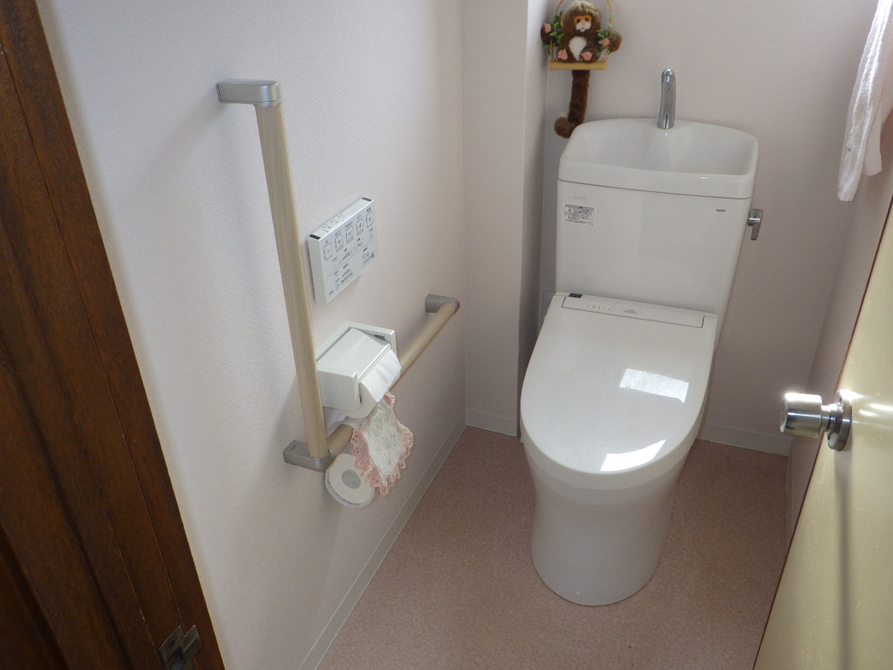 手洗い付きの新しいトイレタンク