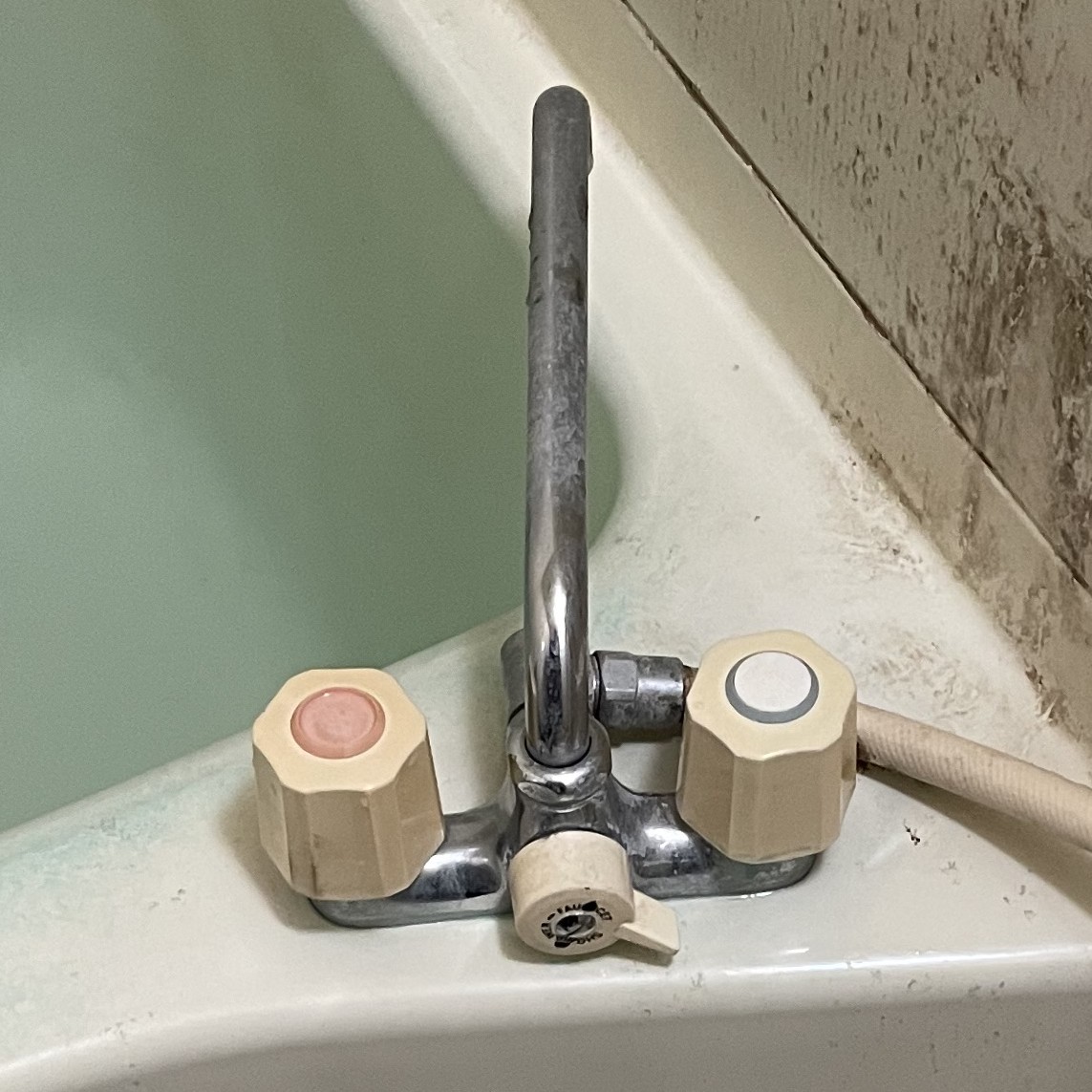 敦賀市での水漏れしていた浴室デッキ水栓