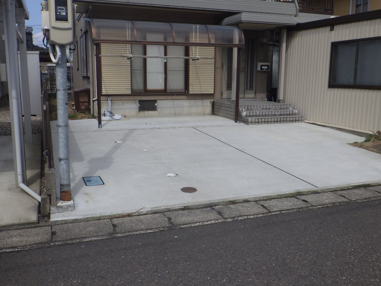 コンクリート打設後の拡張された駐車場